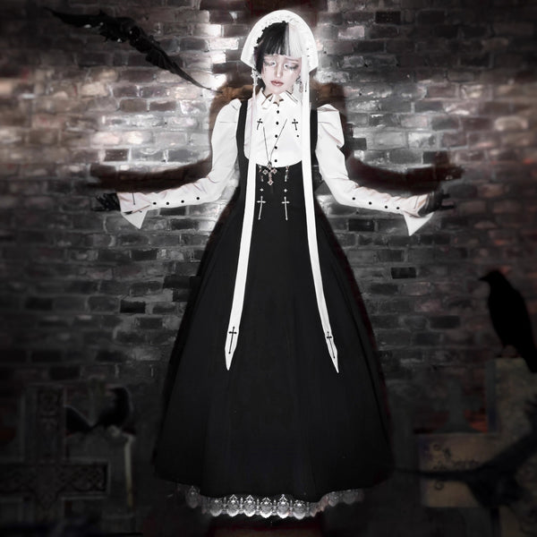 十字架と修道女のジャンパースカート