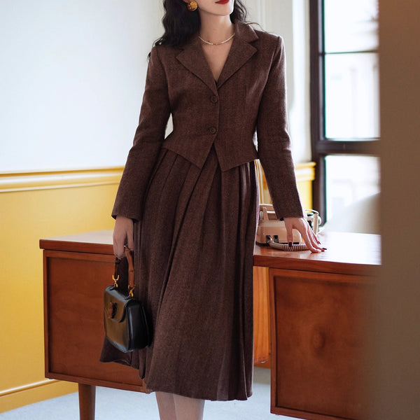 焦茶色の貴婦人ジャケットとベストとプリーツスカート