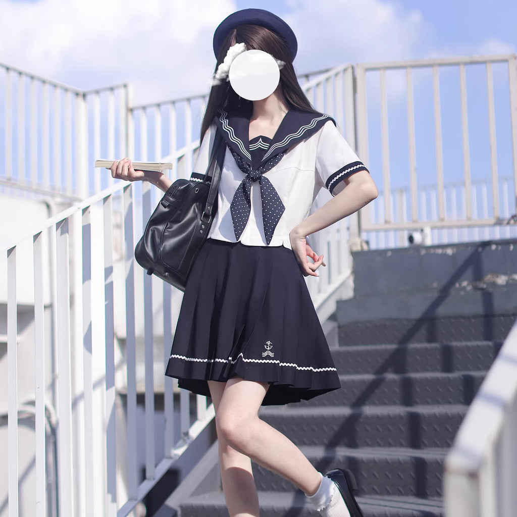 濃紺の少女のセーラーブラウスとプリーツスカート – ManusMachina