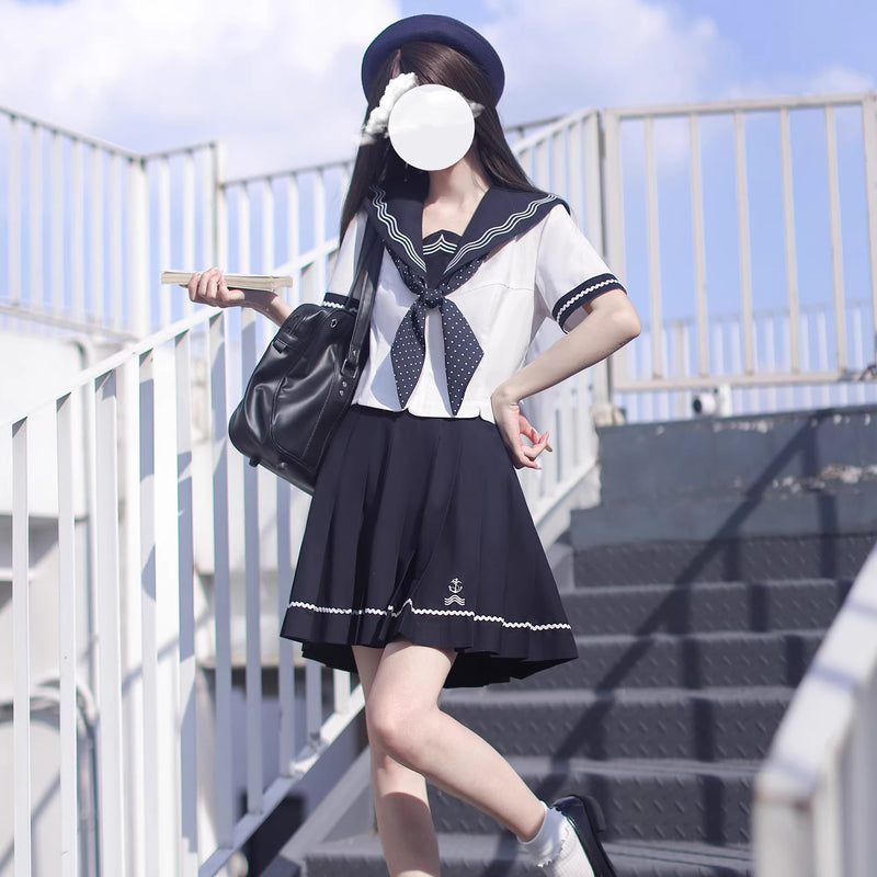濃紺の少女のセーラーブラウスとプリーツスカート – ManusMachina