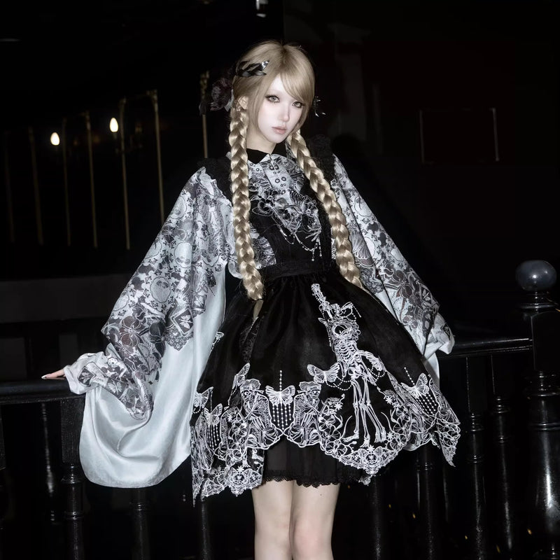 骸骨と花鳥図トップスと刺繍エプロンとプリーツスカート