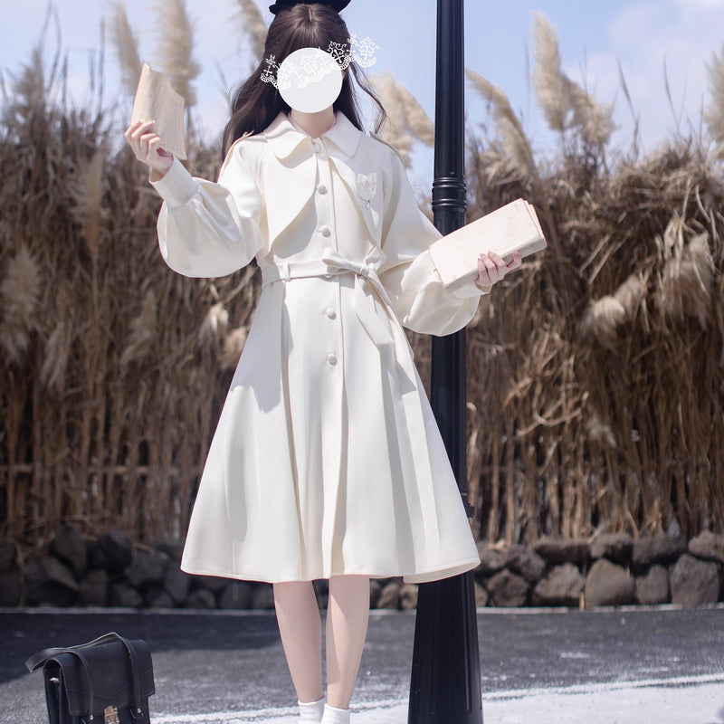 西洋のお嬢様のケープトレンチコート