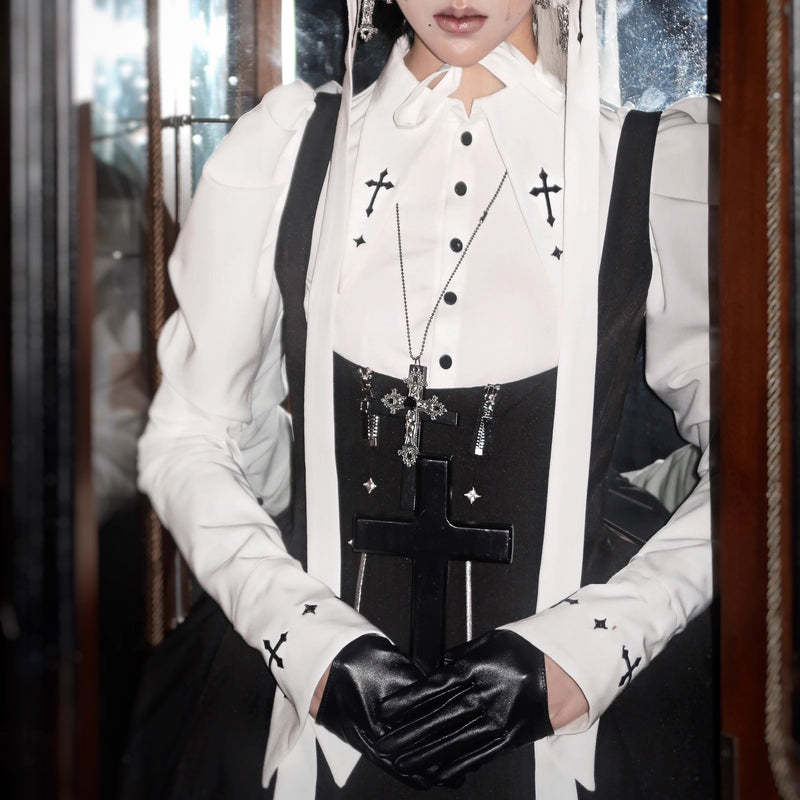 十字架と修道女のブラウス