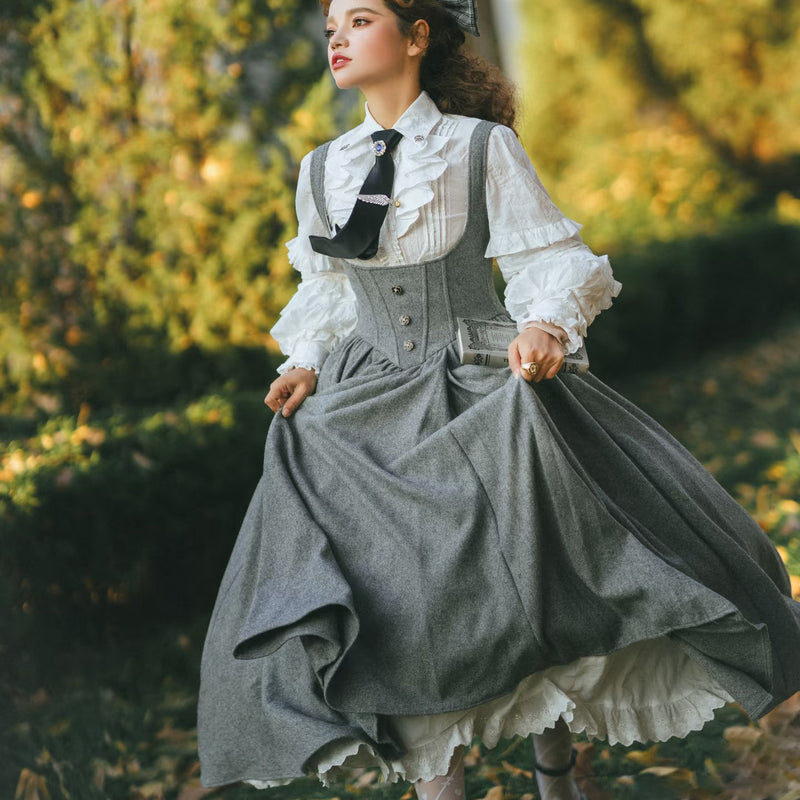 魔法学校のお嬢様のクラシカルジャンパースカートとブラウスとマント