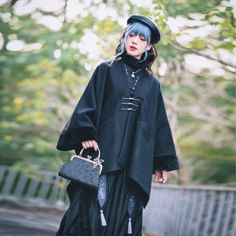 漆黒の令嬢のチャイナウールケープコート