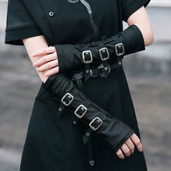 暗黒令嬢のバックルアームカバー – ManusMachina