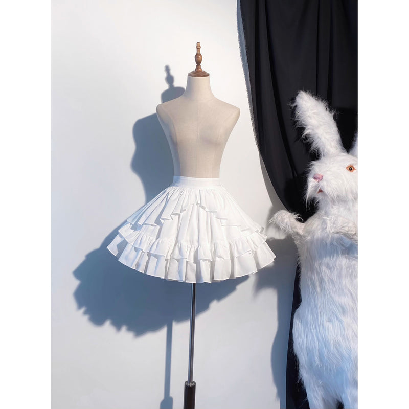 西洋貴族のヴィクトリアントップスとフリルスカート - White