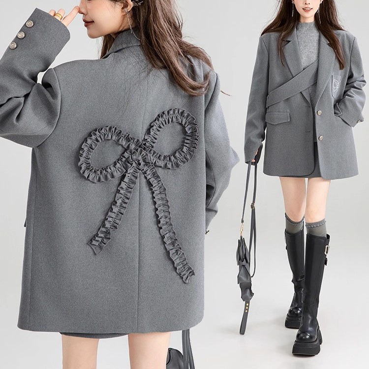 蝶結びの刺繍ジャケットとショートスカート