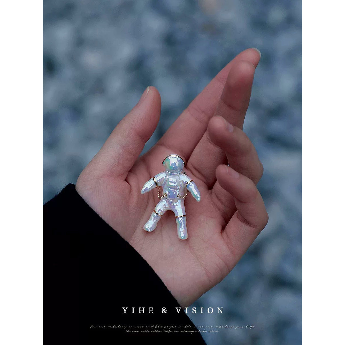 宇宙飛行士の胸飾り（陶器） – ManusMachina