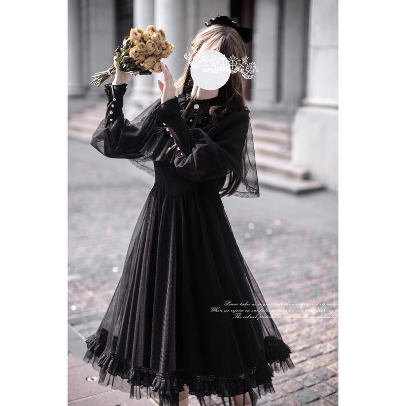 漆黒のお嬢様のチュールケープワンピース