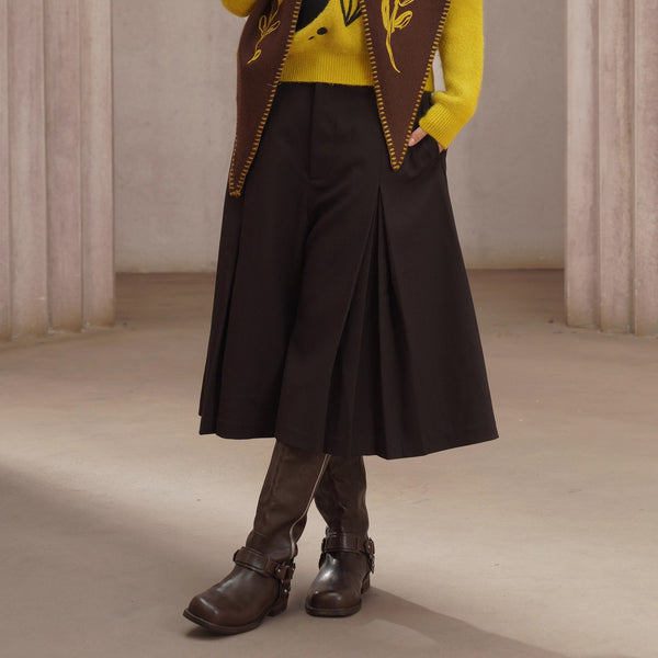 焦茶色のプリーツパンツスカート