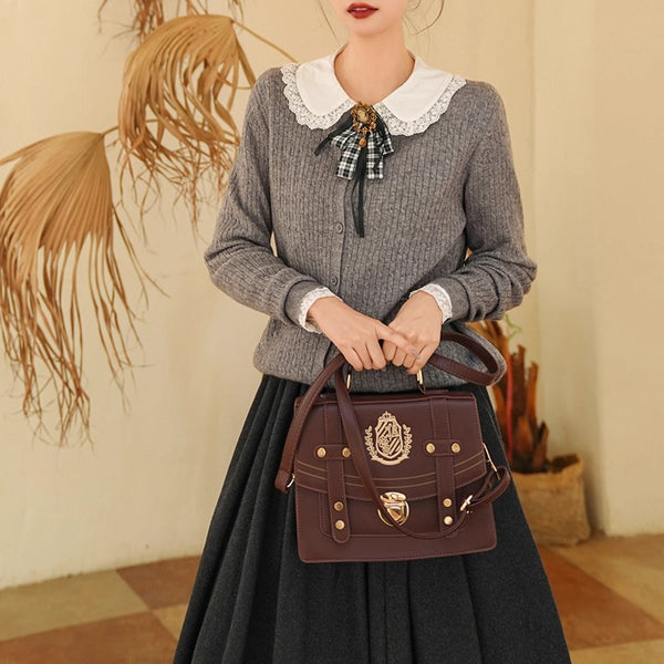 物語のお嬢様のカーディガンとホワイトブラウス