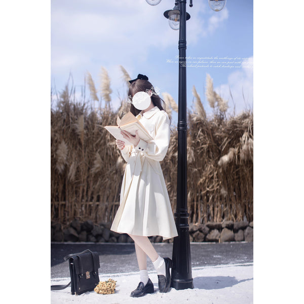 西洋のお嬢様のケープトレンチコート