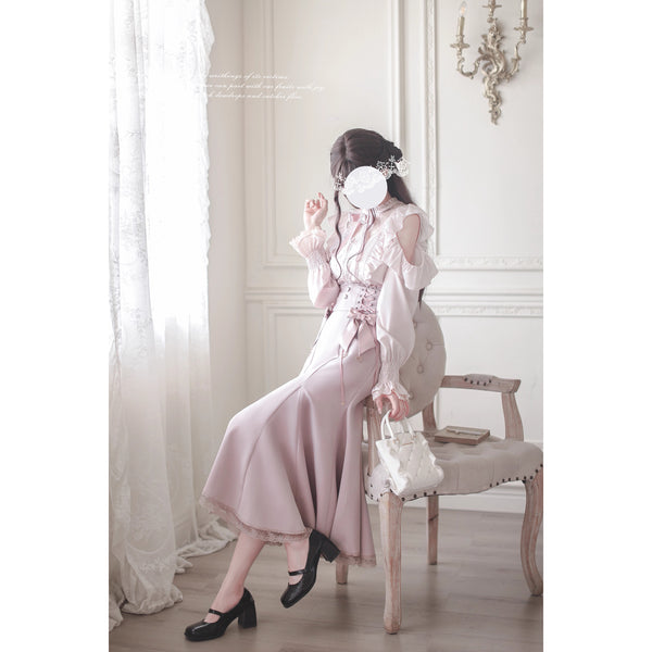桜色の令嬢のフリルトップスとコルセットスカート