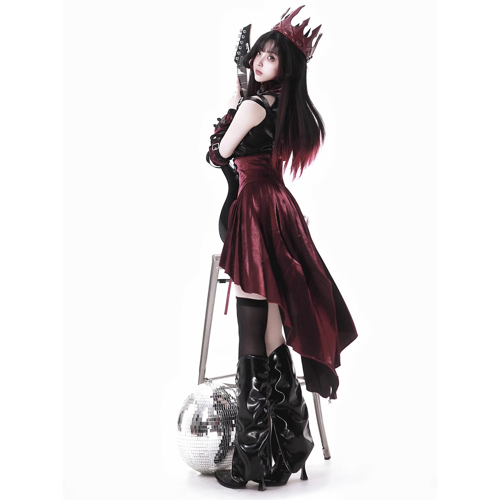 時の密使のコルセットオーバースカートとトップスとショートパンツと