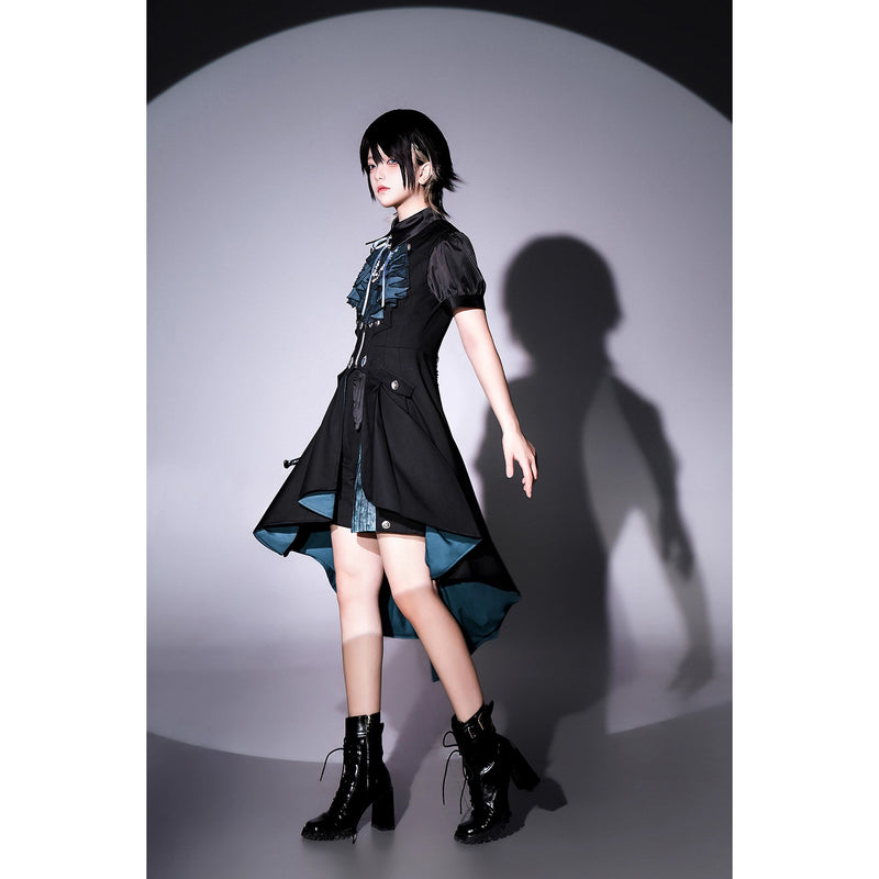 黒影の護衛者のロングベストとブラウスとショートパンツ