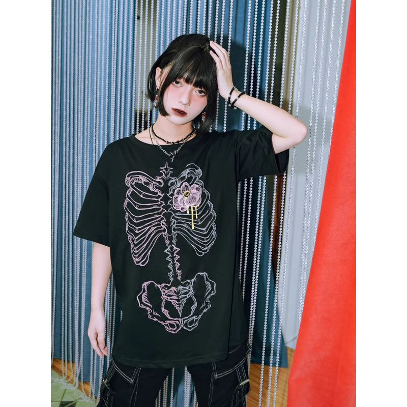 骨格標本と芍薬のTシャツ