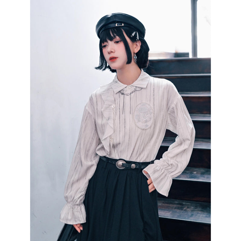 海月の刺繍ラッフルブラウス