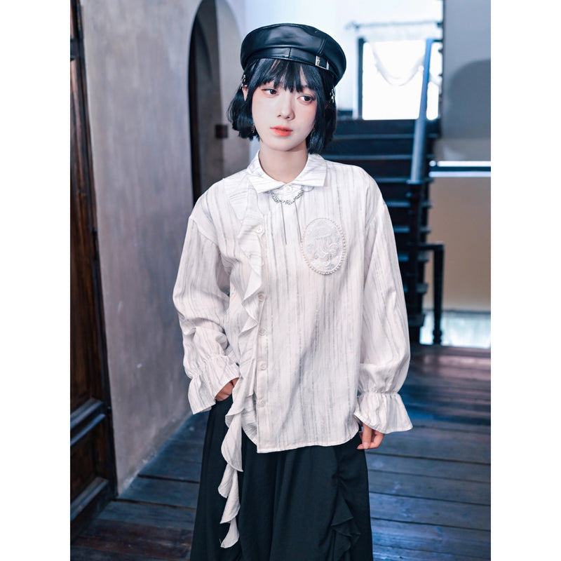 海月の刺繍ラッフルブラウス