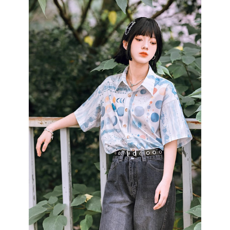 月の満ち欠けの水彩シャツ