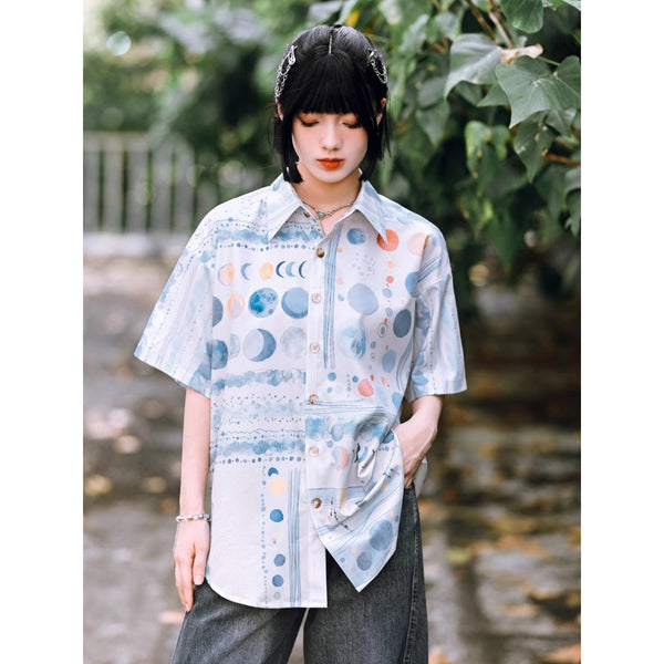 月の満ち欠けの水彩シャツ