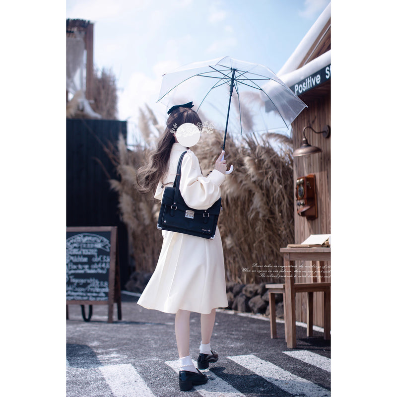 西洋のお嬢様のケープトレンチコート