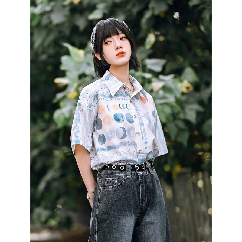 月の満ち欠けの水彩シャツ