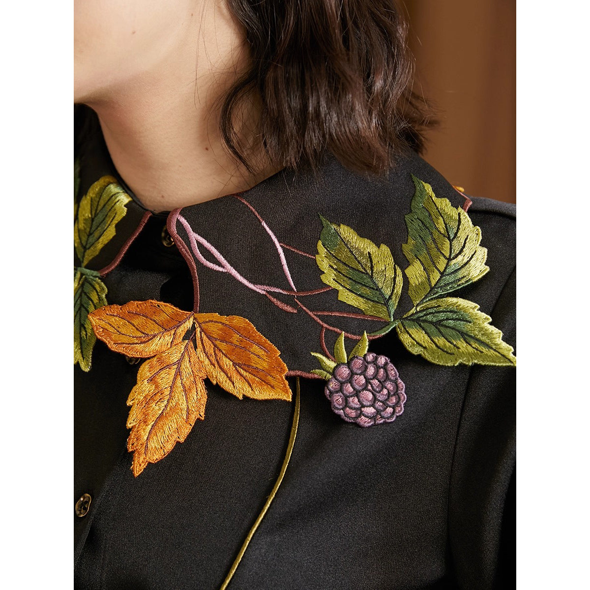 果実と木の葉の刺繍ブラウス – ManusMachina