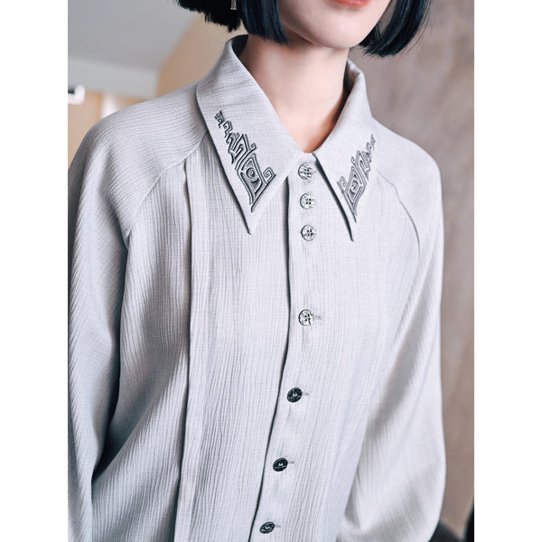 青銅器の刺繍ブラウス