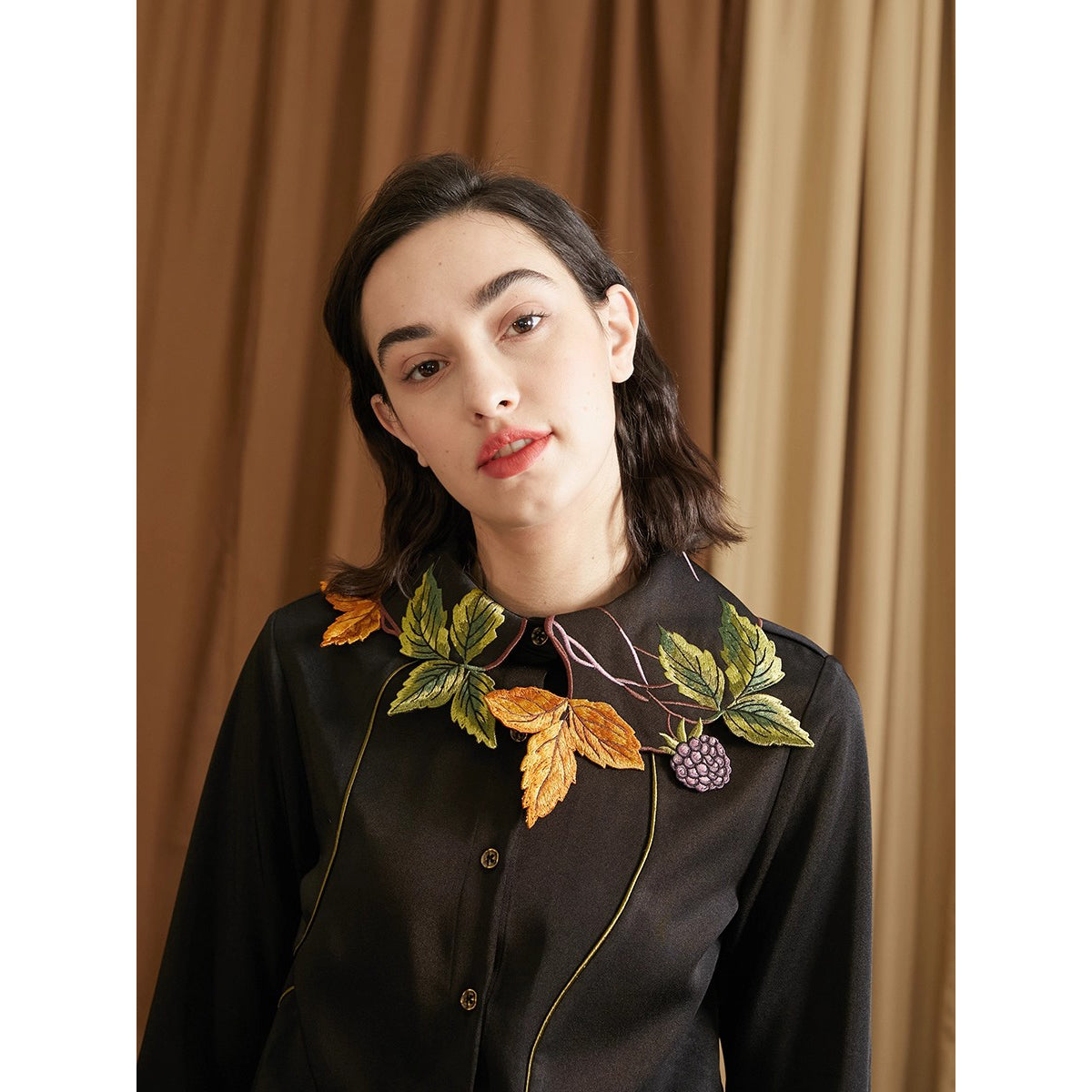 果実と木の葉の刺繍ブラウス – ManusMachina