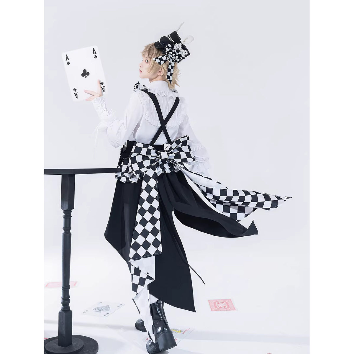 盤上騎士のコルセットとブラウスとハーフパンツとバックリボンと帽子と