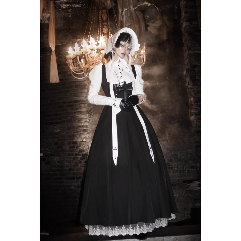 十字架と修道女のジャンパースカート