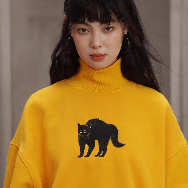 黒猫の刺繍ハイネックスウェット