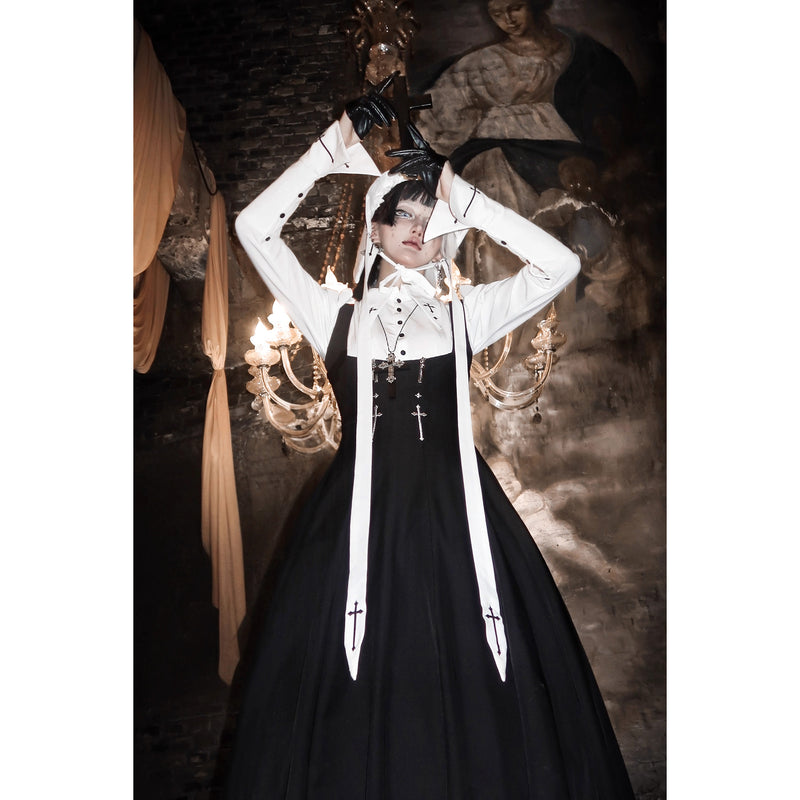 十字架と修道女のブラウス