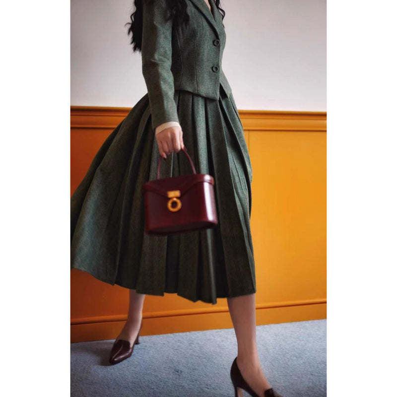 深緑の貴婦人ジャケットとベストとプリーツスカート