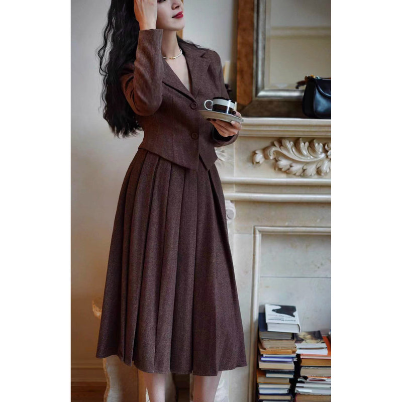 焦茶色の貴婦人ジャケットとベストとプリーツスカート