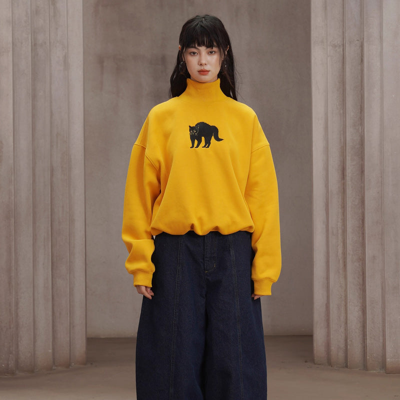 黒猫の刺繍ハイネックスウェット