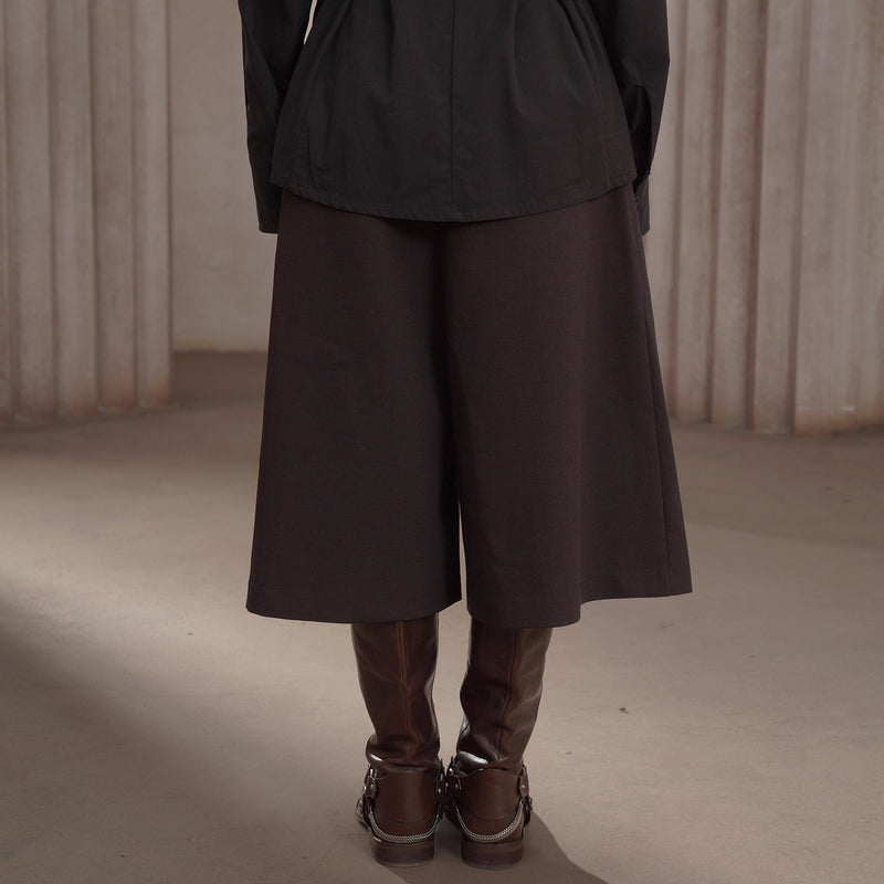 焦茶色のプリーツパンツスカート