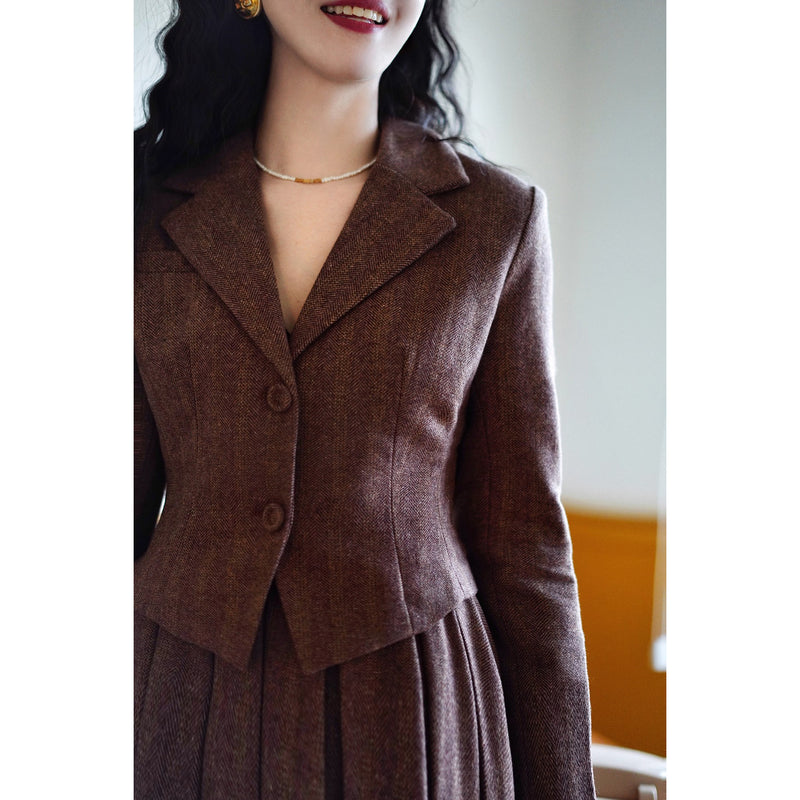 焦茶色の貴婦人ジャケットとベストとプリーツスカート