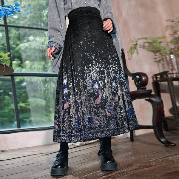 闘魚の刺繍ベストとトップスとプリーツスカート