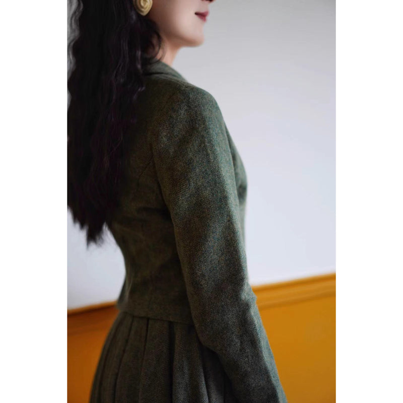 深緑の貴婦人ジャケットとベストとプリーツスカート