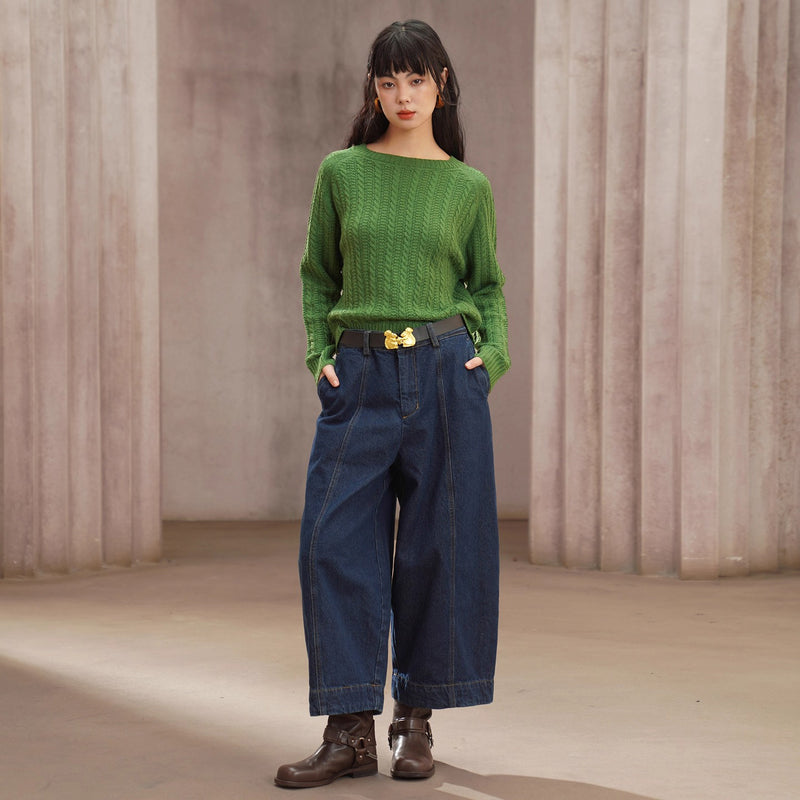 紺藍色のクロップドワイドデニムパンツ