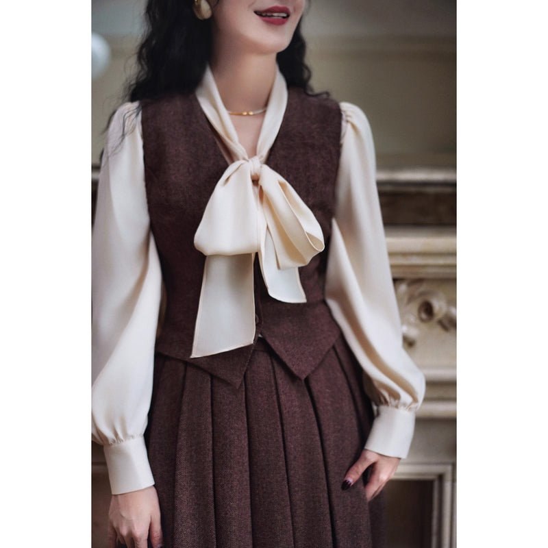 焦茶色の貴婦人ジャケットとベストとプリーツスカート