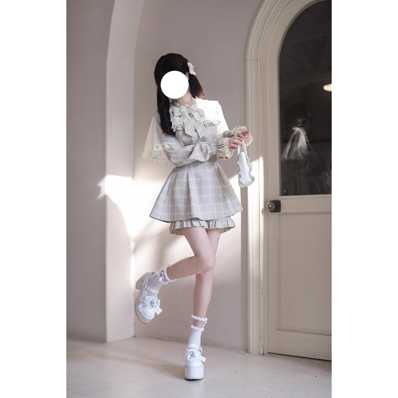 灰白のお嬢様の格子柄ケープワンピース