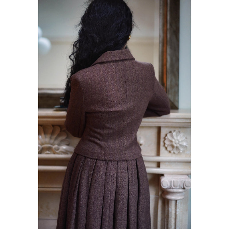 焦茶色の貴婦人ジャケットとベストとプリーツスカート