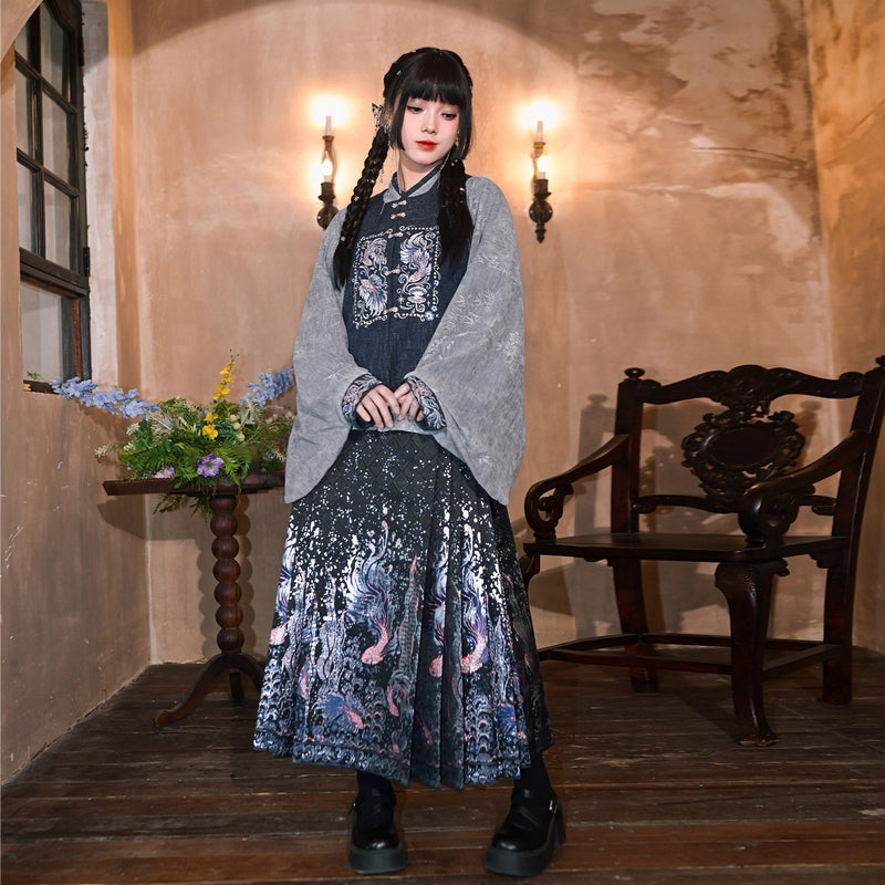 闘魚の刺繍ベストとトップスとプリーツスカート