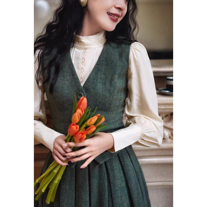 深緑の貴婦人ジャケットとベストとプリーツスカート