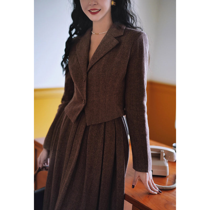 焦茶色の貴婦人ジャケットとベストとプリーツスカート