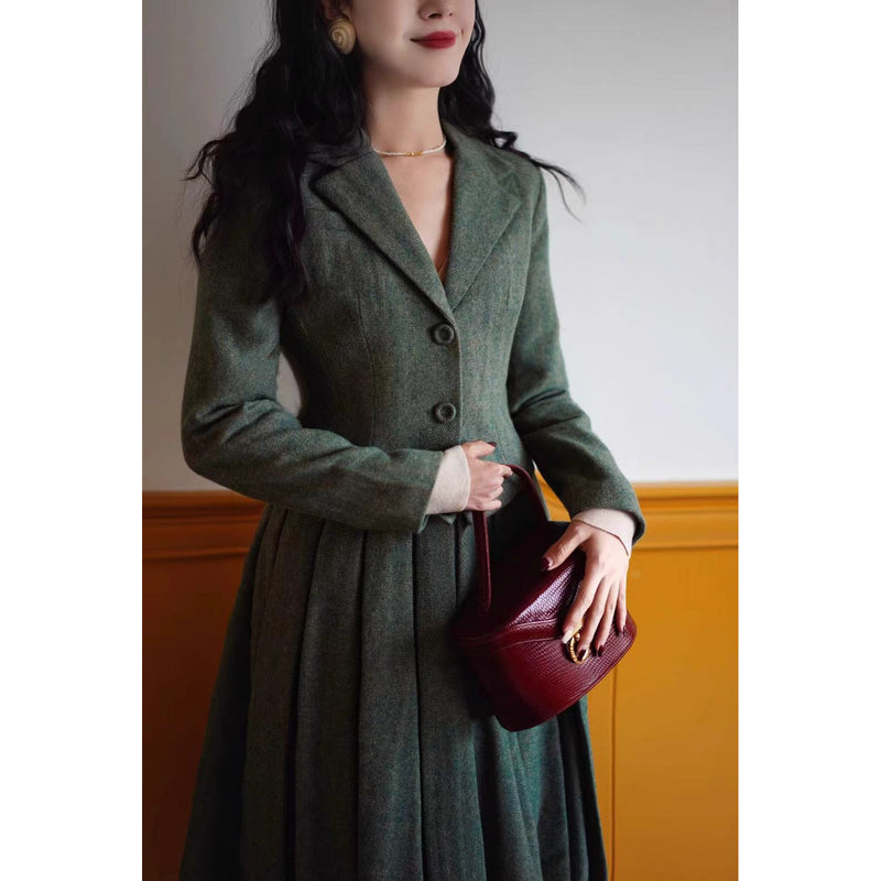 深緑の貴婦人ジャケットとベストとプリーツスカート