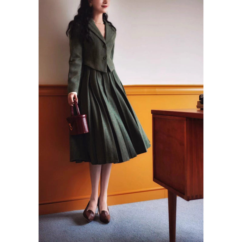 深緑の貴婦人ジャケットとベストとプリーツスカート